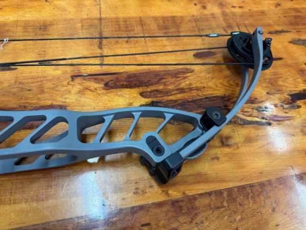 hoyt stratos compound bow
